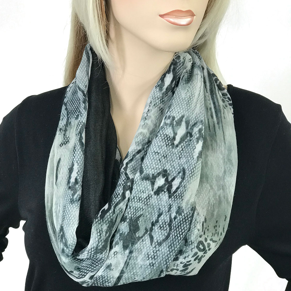 3265 Magnetic Scarves by Caterina