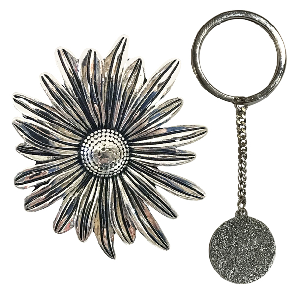 003 - Daisy Design<br>
Antique Silver Key Minder